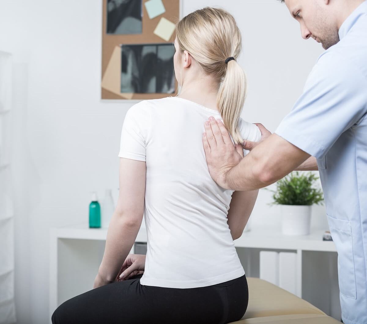 Chiropractic Doing Spinal Mobilisation